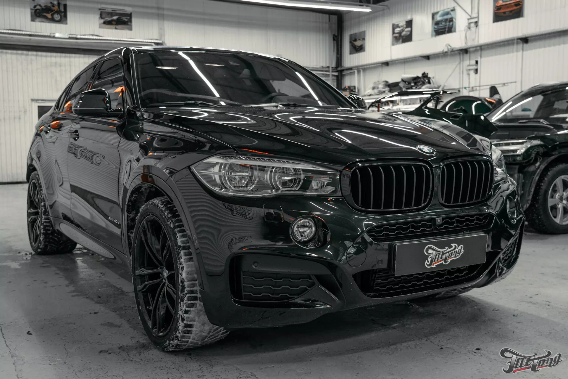 BMW X6. Перетяжка потолка в алькантару. Установка дополнительных сеток в бампер